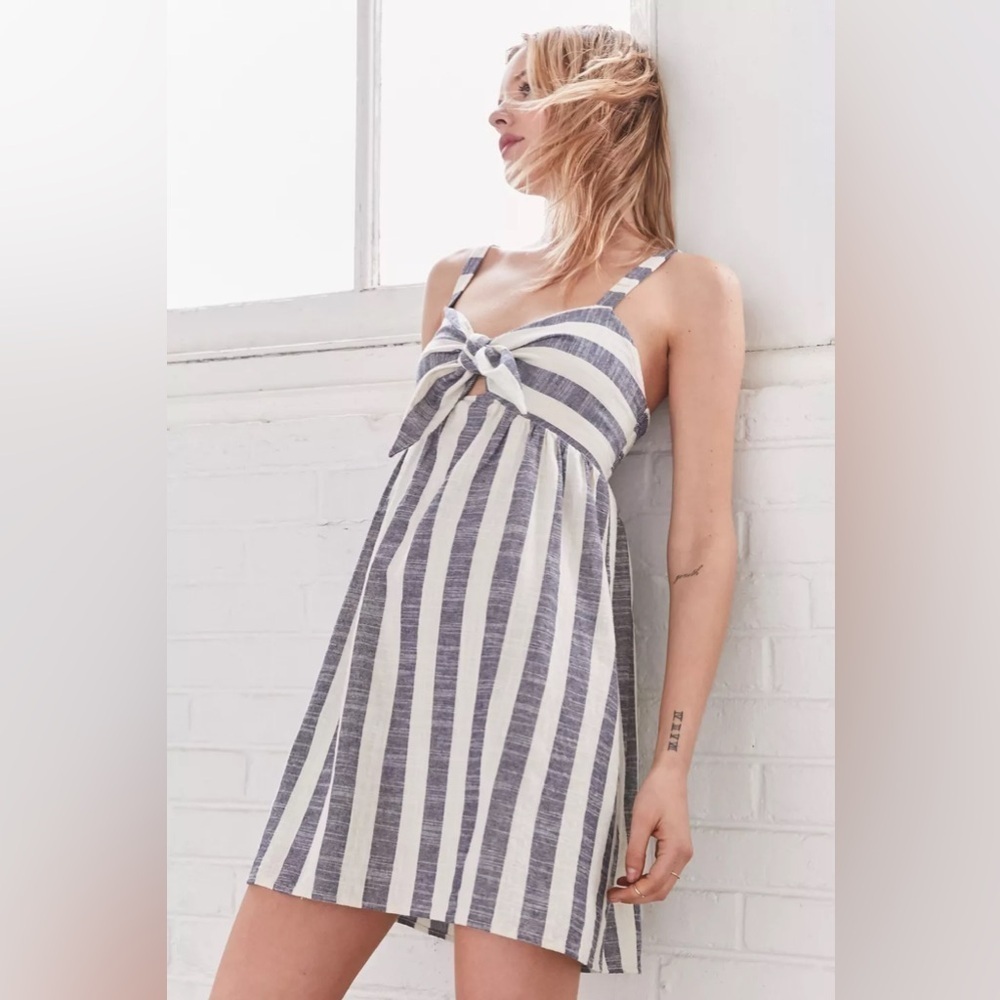 UO Cooperative Tie-Front Striped Mini Dress in Navy / Cream Stripe. Size 4